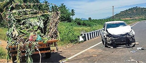 வத்தலகுண்டு அருகே அடுத்தடுத்து வாகனங்கள் மோதிக் கொண்டதில் சேதமடைந்த மினி லாரி, கார்.