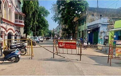 புதிய கட்டுப்பாடுகளுடன் முழு ஊரடங்கு நீட்டிப்பு; வாகனங்களில் இன்றுமுதல் மளிகை பொருட்கள் விற்பனை: ஏற்றுமதி நிறுவனங்கள் செயல்பட அனுமதி