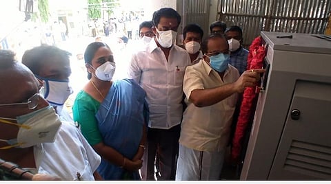 பழநி அரசு மருத்துவமனையில் ஆக்சிஜன் மையத்தைத் தொடங்கி வைத்த உணவுத்துறை அமைச்சர் அர.சக்கரபாணி.