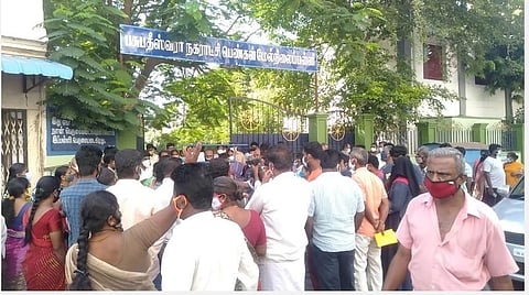 கரூர் பசுபதீஸ்வரா நகராட்சி பெண்கள் மேல்நிலைப் பள்ளியை முற்றுகையிட்ட பொதுமக்கள்.