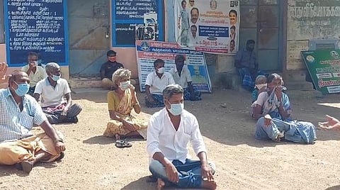 ஆத்தூர்குப்பம் விஏஓ அலுவலகம் முன்பாக, தனிமனித இடைவெளி விட்டு தர்ணா போராட்டத்தில் ஈடுபட்ட கிராமமக்கள்.