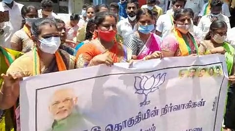 கரோனா சூழலில் அமைச்சர் பதவி கோரி புதுச்சேரி பாஜக அலுவலகத்தில் குவிந்த எம்எல்ஏ ஆதரவாளர்கள்