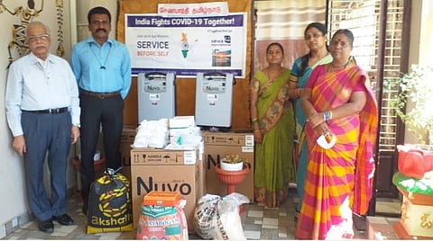 ஓசூர் சேவாபாரதி கிளையில் நடைபெற்ற நிகழ்வில் அரசு மருத்துவமனைகளுக்கு ஆக்சிஜன் செறிவூட்டும் கருவிகள் உள்ளிட்ட மருத்துவ உபகரணங்களை மாவட்டத் தலைவர் சண்முகவேல் வழங்கினார். | படம்- ஜோதி ரவிசுகுமார்.