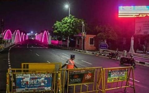 இரவு நேரம் மற்றும் ஞாயிறு முழு ஊரடங்குக்கு எதிராக மனு: உயர் நீதிமன்ற மதுரைக் கிளை தள்ளுபடி
