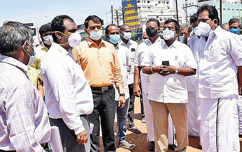 மாட்டுத்தாவணி ஆம்னி பேருந்து நிலையத்தில் பூ மார்க்கெட்டை செயல்படுத்துவது குறித்து அதிகாரிகளுடன் ஆய்வு செய்த அமைச்சர் பி.மூர்த்தி.