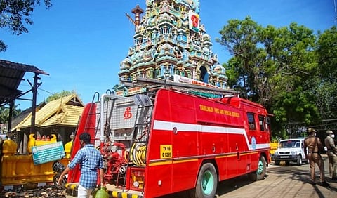 மண்டைக்காடு பகவதியம்மன் கோயிலில் தீவிபத்து; இரு தீயணைப்பு வண்டிகளில் வீரர்கள் போராடி தீயை அணைத்தனர்