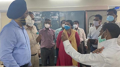 கரோனா தடுப்பூசி செலுத்திக்கொண்டவர்களிடம் உடல்நிலை குறித்து விசாரித்த சென்னை மாநகராட்சி ஆணையர் ககன்தீப் சிங் பேடி.