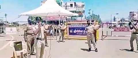 தேனி மாவட்டம் க.விலக்கு பகுதியில் தலைமைக்காவலர் மணிகண்டன் சினிமா பாடல் மெட்டில் பாடி கரோனா விழிப்புணர்வு ஏற்படுத்தி வருகிறார்.