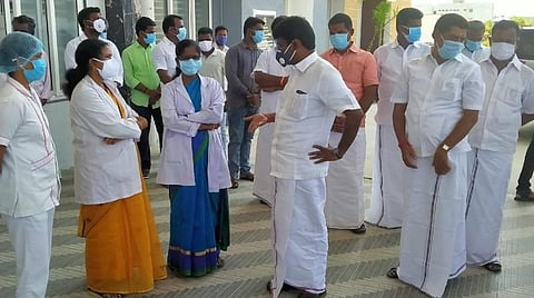புதுக்கோட்டை அரசு மருத்துவக் கல்லூரி மருத்துவமனை கரோனா சிகிச்சை மையத்தில் ஆய்வு மேற்கொண்ட முன்னாள் அமைச்சர் சி.விஜயபாஸ்கர் எம்எல்ஏ.