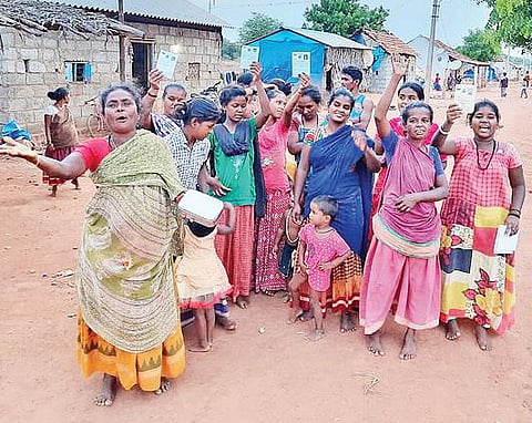காரைக்குடி வேடன் நகரில் வசிக்கும் நரிக்குறவர்கள்.