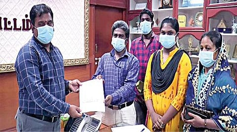 நாகை மாவட்ட ஆட்சியர் அலுவலகத்தில் ஆட்சியர் பிரவீன் பி.நாயரிடம் தனது விருப்ப ஓய்வு கடிதத்தை வழங்குகிறார் ஆசிரியர் புத்தநேசன். உடன், அவரது மனைவி, மகள் உள்ளனர்.