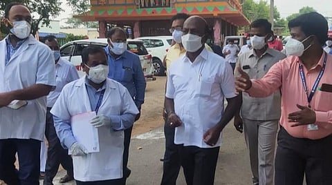 படவிளக்கம்: மாவட்ட ஆட்சியர் அலுவலகத்தில் ஆய்வுக்கூட்டத்தில் அமைச்சர் மா.சுப்பிரமணியன் பேசினார். நாட்றாம்பள்ளி அரசு மருத்துவமனையில் அமைச்சர்கள் ஆய்வு நடத்தினர்.