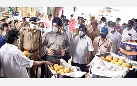 கரோனா பரவலை தடுக்க கோயம்பேடு சந்தையில் தடுப்பூசி போட்டுக்கொள்ளாத வியாபாரிகளுக்கு தடை: மாநகராட்சி ஆணையர் ககன்தீப் சிங் பேடி எச்சரிக்கை
