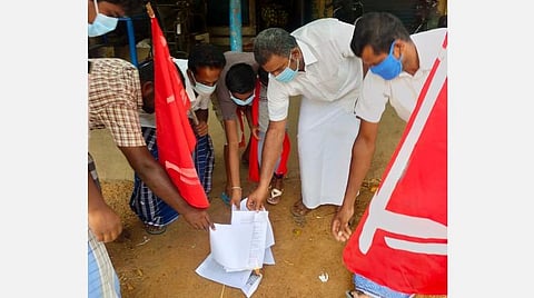 கோட்டைக்காட்டில் சட்ட நகல்களை எரிக்கும் விவசாயிகள்.