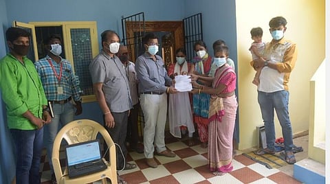 வேலூர் அடுத்துள்ள துத்திப்பட்டு கிராமத்தில் ஒரு குடும்பத்தினருக்குச் சான்றிதழ் வழங்கிய வருவாய்க் கோட்டாட்சியர் கணேஷ். அருகில், வேலூர் வட்டாட்சியர் ரமேஷ் மற்றும் அலுவலர்கள்.