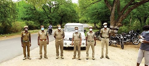 தருமபுரி மாவட்டம் அரூர் வனப்பகுதியில் ட்ரோன் கேமராவை பறக்க விட்டு கண்காணித்த வனத்துறை குழுவினர்.