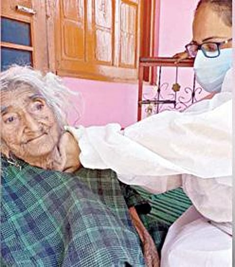 காஷ்மீரில் 124 வயது மூதாட்டிக்கு கரோனா வைரஸ் தடுப்பூசி: உலகின் வயதான பெண்மணியா?