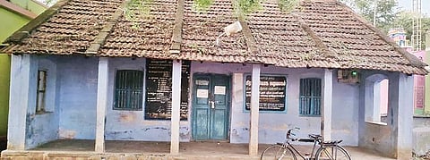திப்பணம்பட்டியில் இடிந்து விழும் நிலையில் உள்ள கிராம நிர்வாக அலுவலக பழைய கட்டிடம்.
