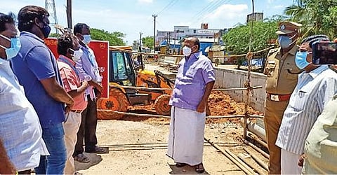 சிதம்பரம் அருகே வண்டி கேட் பகுதியில் பாலம் கட்டும் பணியை அமைச்சர் எம்.ஆர்.கே.பன்னீர்செல்வம் ஆய்வு செய்தார்.
