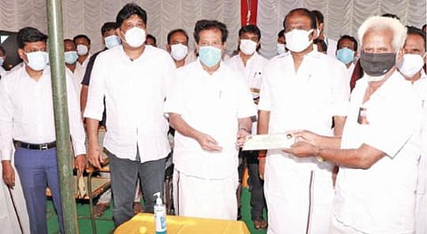 மணலூர்பேட்டையில் அமைச்சர் பொன்முடி பயனாளி ஒருவருக்கு நலத்திட்ட உதவி வழங்கினார்.
