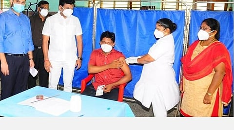 திருமலைராயன்பட்டினம் அரசு ஆரம்ப சுகாதார நிலையத்தில் தடுப்பூசி போடும் பணியைப் பார்வையிட்ட நிரவி-திருப்பட்டினம் தொகுதி சட்டப்பேரவை உறுப்பினர் எம்.நாக தியாகராஜன், மாவட்ட ஆட்சியர் அர்ஜுன் சர்மா ஆகியோர்.