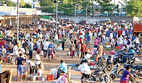 வேலூர் மாங்காய் மண்டி அருகே தற்காலிக மொத்த விலை காய்கறி மார்க்கெட்டில் நேற்று குவிந்த வியாபாரிகள், பொதுமக்கள்.
