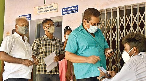 தூத்துக்குடி தூய மரியன்னை ஆண்கள் மேல்நிலைப்பள்ளி தடுப்பூசி மையத்தில் கரோனா தடுப்பூசி இல்லாததால் அங்கிருந்த பணியாளரிடம் விசாரிக்கும் பொதுமக்கள். படம்: என்.ராஜேஷ்