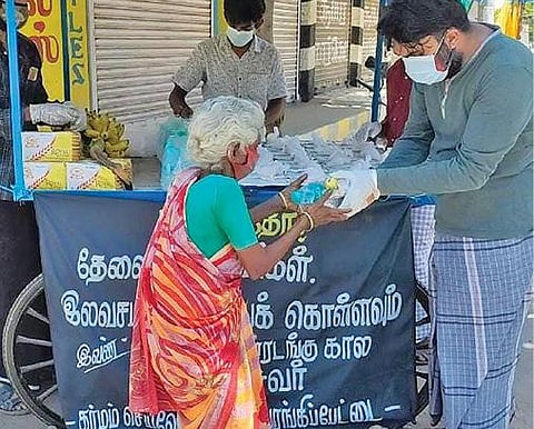 பரங்கிப்பேட்டையில் ‘தர்மம் செய்வோம்’ இளைஞர் அமைப்பினரால் உருவாக்கப்பட்டுள்ள ‘அன்புச் சுவர்’ மூலம் உணவு வழங்கப்படுகிறது.