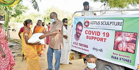 கலிபோர்னியா மாகாண சிற்ப நிறுவனத்தின் தலைவர் மற்றும் மாமல்லபுரம் பாபா ஸ்டோன்ஸ் சிற்பக்கலை கூட நிறுவனம் சார்பில், மாமல்லபுரத்தில் 4 ஆயிரம் ஏழை குடும்பங்களுக்கு தலா 25 கிலோ அரிசி மூட்டைகள் வழங்கப்பட்டன.
