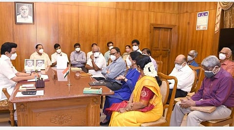 மாநில வளர்ச்சிக் கொள்கைக் குழு உறுப்பினர்களுக்குத் துறை ஒதுக்கீடு: முதல்வர் ஸ்டாலினுடன் குழுவினர் ஆலோசனை