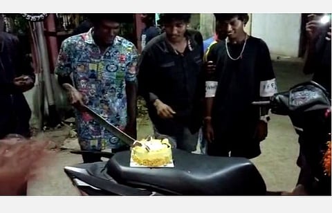 பட்டாக்கத்தியில் கேக் வெட்டி பிறந்தநாள் கொண்டாட்டம்: கண்ணகி நகரில் 6 பேர் கைது