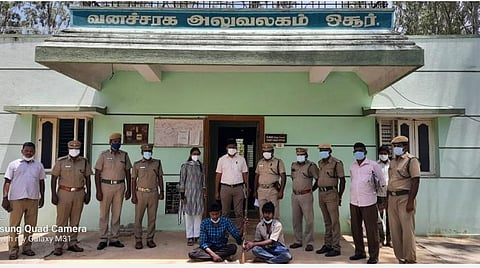 ஓசூர் வனச்சரக காப்புக்காட்டுக்குள் நாட்டுத் துப்பாக்கியுடன் புகுந்து கைது செய்யப்பட்ட நபர்களுடன் சிறப்பு வனக்குழுவினர்.