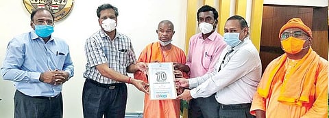 ஏலகிரி மலையில் உள்ள ராமகிருஷ்ணா மடம் சார்பில் அரசு மருத்துவமனைகளுக்கு ஆக்சிஜன் செறிவூட்டிகள் ஆட்சியர் சிவன் அருள் முன்னிலையில் வழங்கப்பட்டன.