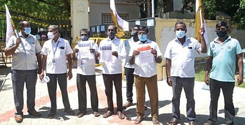 தேர்தல் பணிக்கு பயன்படுத்தப்பட்ட வாகனங்களுக்கான வாடகையை பெற்றுத்தரக் கோரி திருநெல்வேலி மாவட்ட ஆட்சியர் அலுவலகத்துக்கு மனு அளிக்க வந்த வாடகை வாகன உரிமையாளர் ஓட்டுநர்கள் நல முன்னேற்ற சங்கத்தினர். படம்: மு.லெட்சுமி அருண்