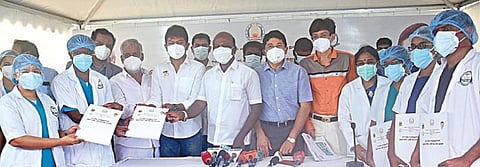 சென்னை ஓமந்தூரார் அரசு மருத்துவக் கல்லூரி மருத்துவமனையில், 70 மருத்துவர்களுக்கான தற்காலிக பணி நியமன ஆணைகளை சுகாதாரத் துறை அமைச்சர் மா.சுப்பிரமணியன் நேற்று வழங்கினார். உடன் இந்துசமய அறநிலையத் துறை அமைச்சர் பி.கே.சேகர்பாபு, தயாநிதிமாறன் எம்பி., உதயநிதி எம்எல்ஏ., சுகாதாரத் துறை செயலர் ஜெ.ராதாகிருஷ்ணன், ஓமந்தூரார் அரசு மருத்துவக் கல்லூரி மருத்துவமனை டீன் ஆர்.ஜெயந்தி உள்ளிட்டோர்.படம்: ம.பிரபு