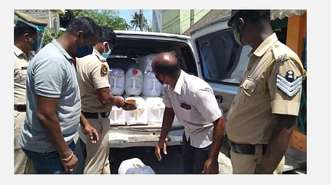 புதுச்சேரி அருகே வீட்டுத் தோட்டத்தில் குழிதோண்டி பதுக்கி வைக்கப்பட்ட ரூ.25 லட்சம் மதிப்பிலான எரிசாராயம் பறிமுதல்