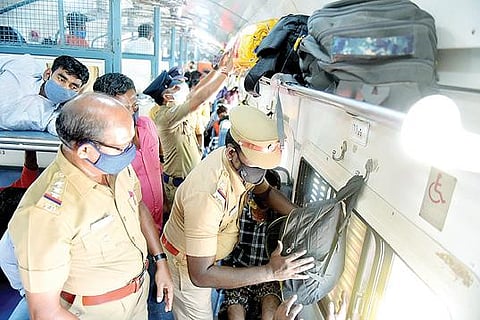 கரோனா ஊரடங்கு காரணமாக தமிழகத்தில் டாஸ்மாக் மதுபானக்கடைகள் மூடப் பட்டுள்ளதால் கர்நாடக, ஆந்திர மாநிலங்களில் இருந்து மதுபானங்கள் ரயிலில் கடத்தி வரப்படுகிறதா என காட்பாடி ரயில் நிலையத்தில் பயணிகளின் உடைமை களை சோதனை செய்த காவல்துறையினர். படம்: வி.எம்.மணிநாதன்.