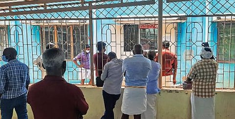 சிவகங்கை அரசு மருத்துவமனையில் இறப்புச் சான்றை பதிவு செய்ய காத்திருக்கும் மக்கள்.