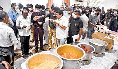 அரசு மருத்துவமனைகளில் பணிபுரியும் மருத்துவர்கள் மற்றும் செவிலியர்களுக்கு வழங்கப்படும் உணவு, சென்னை வேளச்சேரி குருநானக் கல்லூரியில் தயாரிக்கப்படுகிறது. இதை அமைச்சர் மா.சுப்பிரமணியன் நேற்று ஆய்வு செய்தார். நிதி அமைச்சர் பழனிவேல் தியாகராஜன், சுகாதாரத் துறை செயலாளர் ஜெ.ராதாகிருஷ்ணன் மற்றும் அதிகாரிகள் உடனிருந்தனர். படம்: பு.க.பிரவீன்