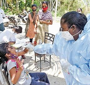 கோவை நஞ்சுண்டாபுரத்தில் கரோனா தொற்றால் பலர் பாதிக்கப்பட்ட பகுதி, தனிமைப்படுத்தப்பட்ட பகுதியாக அறிவித்து, அடைத்து வைக்கப்பட்டுள்ளது. (அடுத்தபடம்) நஞ்சுண்டாபுரம் நடராஜ நாடார் காலனியில் அனைவருக்கும் நேற்று கரோனா பரிசோதனை மேற்கொள்ளப் பட்டது. படங்கள்:ஜெ.மனோகரன்