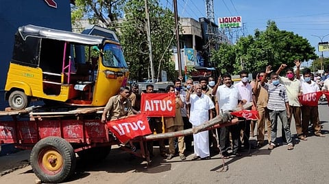 புதுச்சேரியில் 40 நாட்களில் 21 முறை பெட்ரோல், டீசல் விலை உயர்வு: எதிர்ப்பு தெரிவித்து தள்ளுவண்டியில் ஆட்டோவை ஏற்றிப் போராட்டம்