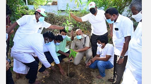 புதுகும்மிடிப்பூண்டியில் காந்தி உலக மையம் சார்பில் நடந்த மரம் நடும் விழாவில் திரைப்பட நகைச்சுவை நடிகர் தாமு, கும்மிடிப்பூண்டி டிஎஸ்பி ரமேஷ், காந்தி உலக மைய நிறுவனர் எம்.எல்.ராஜேஷ் உள்ளிட்டோர் பங்கேற்றனர்.