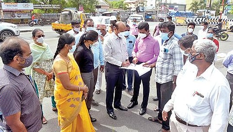 ‘ஸ்மார்ட் சிட்டி’ திட்டத்தின் கீழ், வேலூர் புதிய பேருந்து நிலையத்தில் நடைபெற்று வரும் விரிவாக்க பணிகளை நேற்று ஆய்வு செய்த மாவட்ட ஆட்சியர் சண்முகசுந்தரம். அருகில், மாவட்ட வருவாய் அலுவலர் பார்த்தீபன், உதவி ஆட்சியர் (பயிற்சி) ஐஸ்வர்யா, மாநகராட்சி ஆணையர் சங்கரன் உள்ளிட்டோர். படம்: வி.எம்.மணிநாதன்.