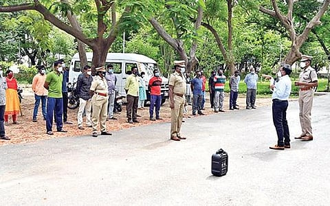 வேலூர் மாவட்ட காவல் கண்காணிப்பாளர் அலுவலக வளாகத்தில் மது ஒழிப்பு அமலாக்கப்பிரிவு ஐஜி லோகநாதன், மது ஒழிப்பு குறித்து காவல் துறையினருக்கு விளக்கினார். அருகில், மாவட்ட காவல் கண்காணிப்பாளர் செல்வகுமார் உள்ளிட்டோர்.