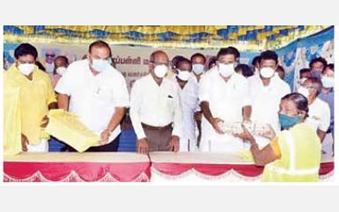 திருச்சியில் தூய்மைப் பணியாளர்களுக்கு முட்டை: அமைச்சர் கே.என்.நேரு வழங்கினார்