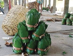 பக்கத்து ஊர்களுக்கு அனுப்புவதற்காக வைக்கப்பட்டுள்ள வெற்றிலை கட்டுகள்.
