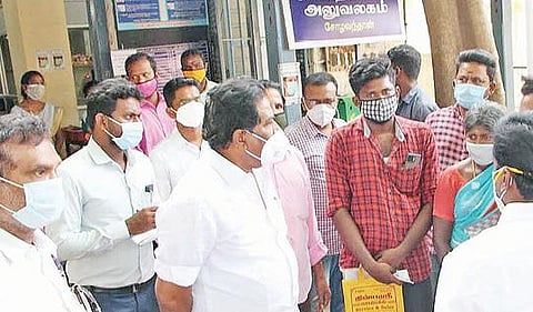 சோழவந்தான் பத்திரப் பதிவு அலுவலகத்தில் ஆய்வு மேற்கொண்டு பதிவுதாரர்களிடம் குறைகளைக் கேட்ட அமைச்சர் மூர்த்தி.