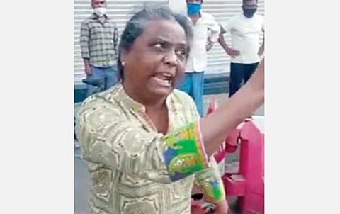 போக்குவரத்து போலீஸாரிடம் கடுமையாக வாக்குவாதம் செய்த பெண் வழக்கறிஞர்.
