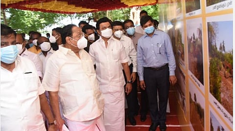 முதல்வர் ஸ்டாலின் மாவட்டத்தில் நடைபெற்று வரும் தூர்வாரும் பணிகளின் படத்தொகுப்பைப் பார்வையிட்டார்.