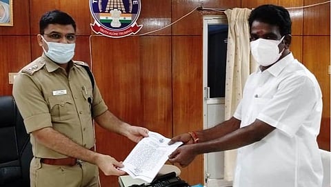 விழுப்புரம் எஸ்.பி. ஸ்ரீநாதாவிடம் பாமக எம்எல்ஏ சிவக்குமார் புகார் மனு அளித்தார்.
